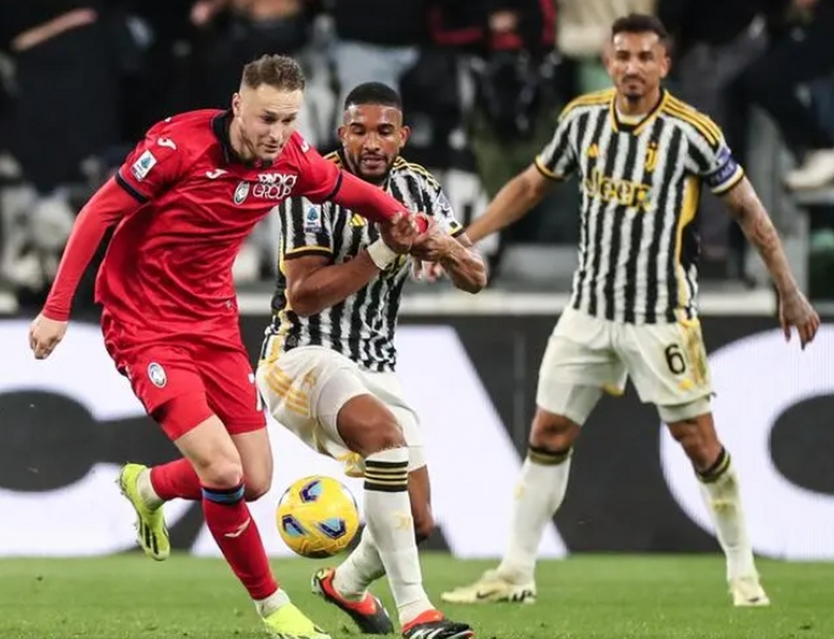 曼联客场不敌亚特兰大，遗憾失利