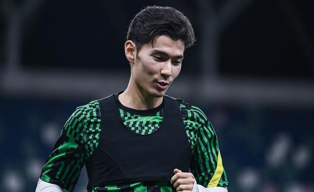 开云体育-足球界新星表现出色，成为球迷关注焦点