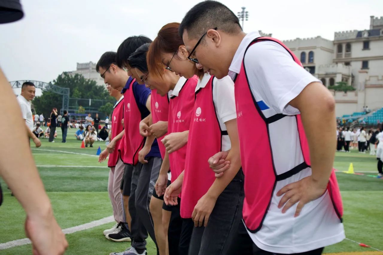 队员互动频繁，展现团队默契与信任