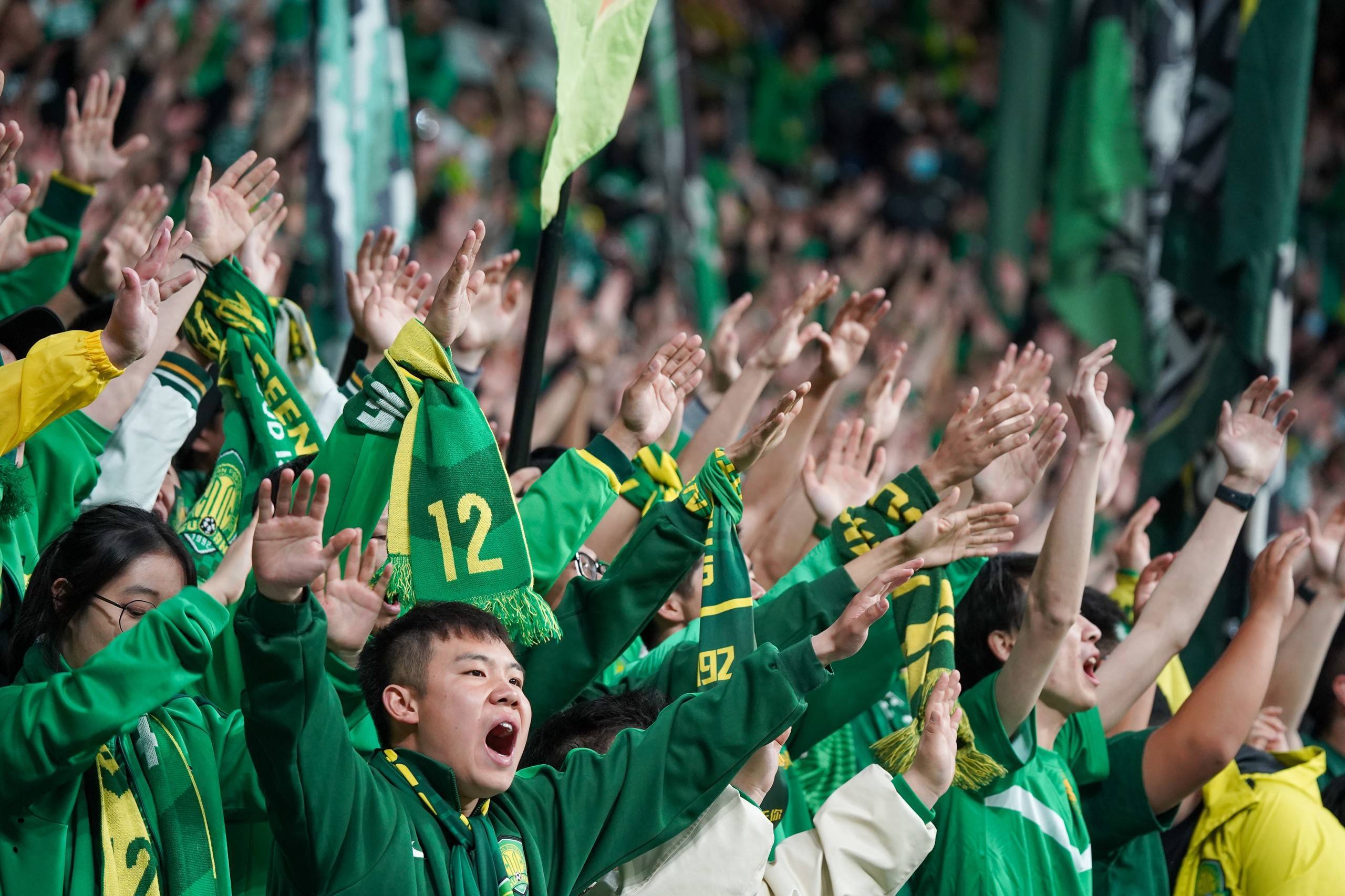 观众热烈欢呼，见证世界级体育赛事的精彩瞬间的简单介绍