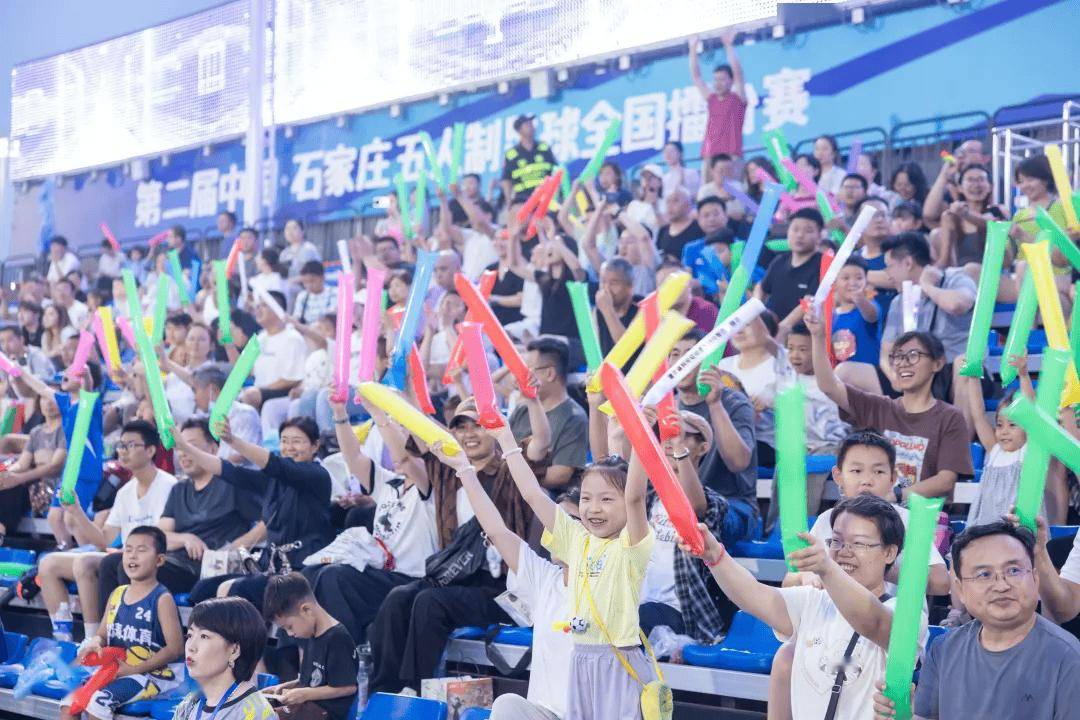 观众热烈欢呼，见证世界级体育赛事的精彩瞬间的简单介绍