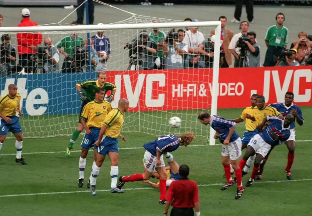 角球破门得分，球队扩大领先优势