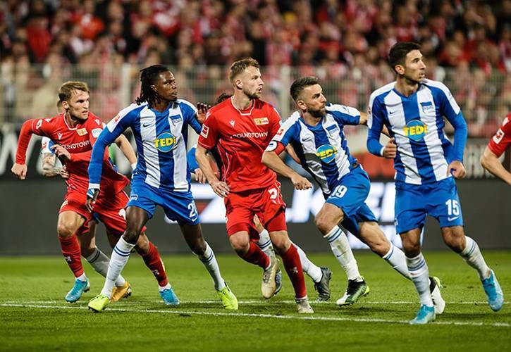 包含沃尔夫斯堡客场不敌沙尔克，惩罚性降级威胁上升的词条