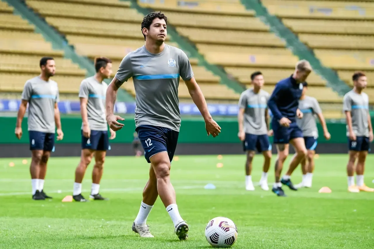 卡利亚里后卫遭红牌罚下，球队遭遇困境