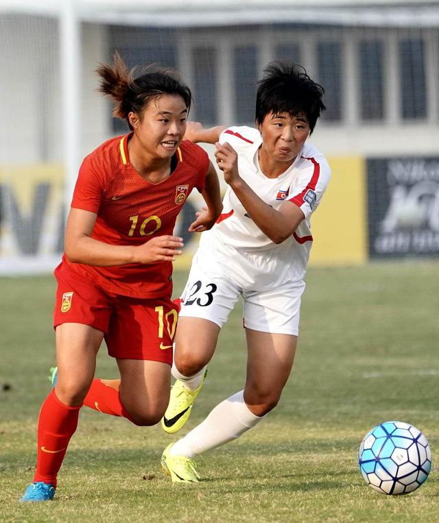 美洲女足精彩比赛，球迷欢呼不断