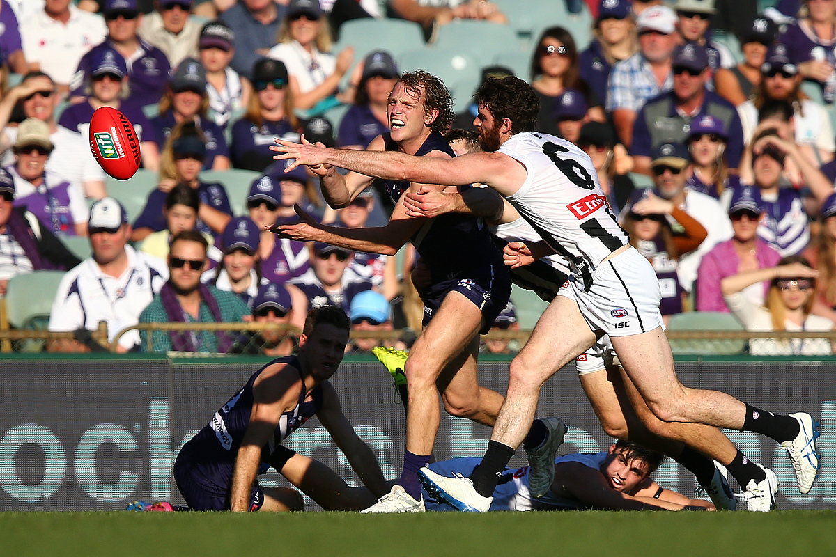 阿拉维斯十人击败对手，壮举引人注目