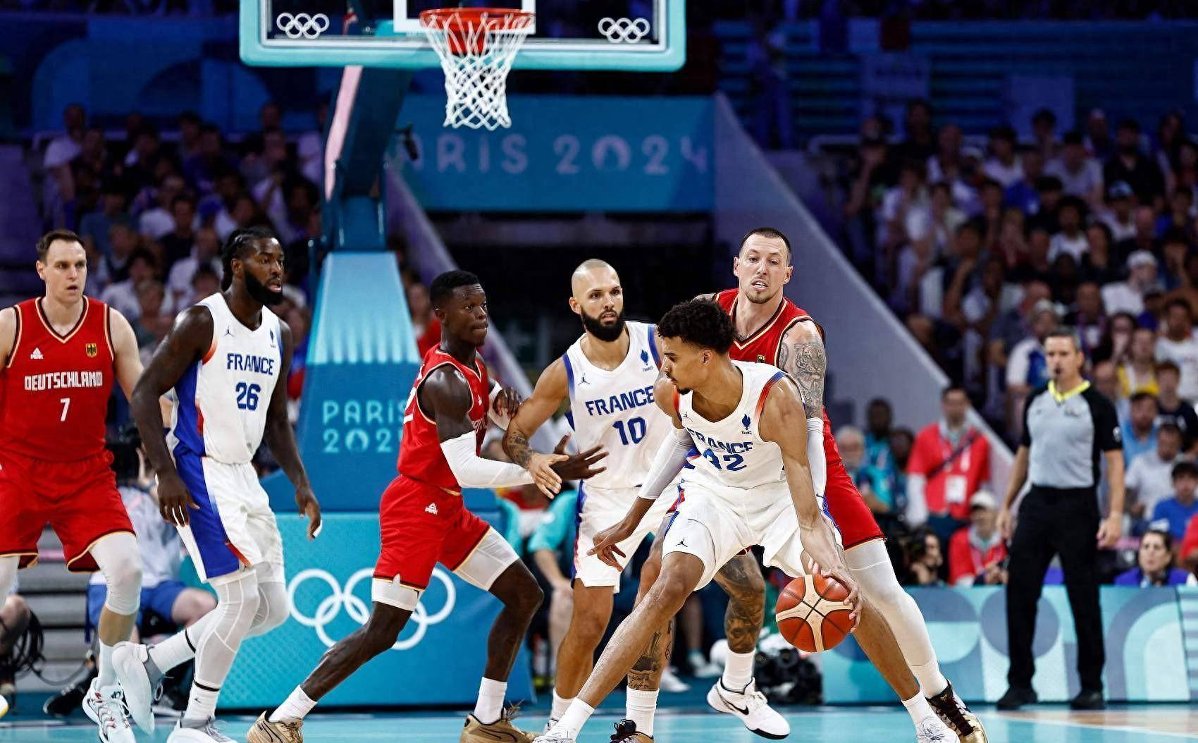 开云下载-激烈角逐！两支球队争夺最终胜利者