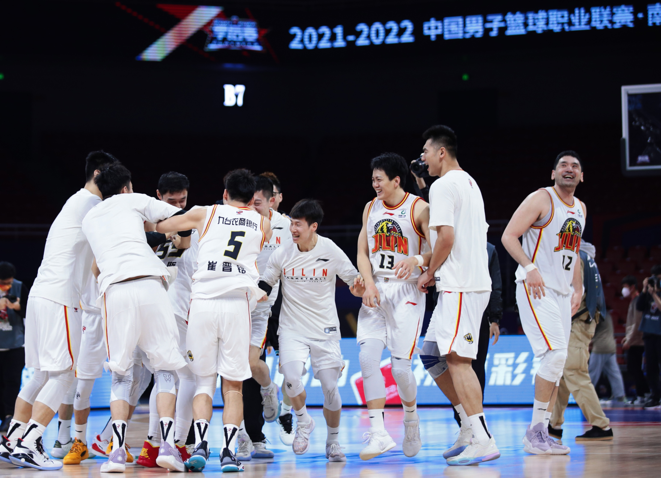 包含篮球新星砍下生涯新高，率队战胜对手取得胜利的词条