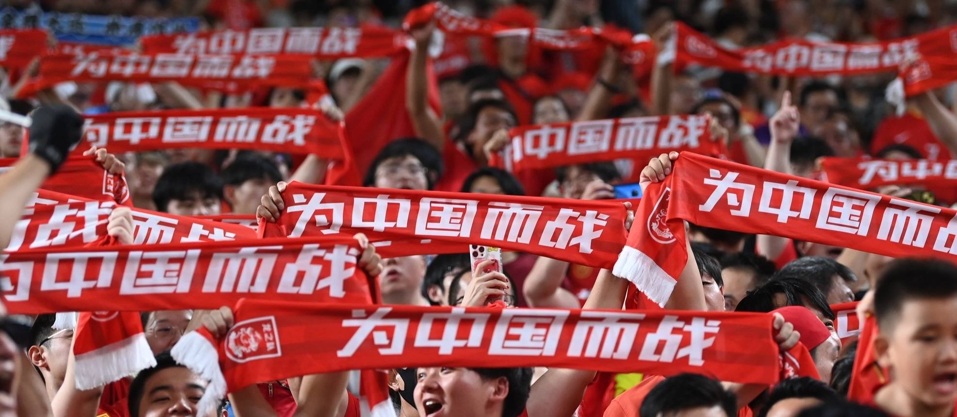 顶级足球赛事精彩纷呈，球迷激情高涨