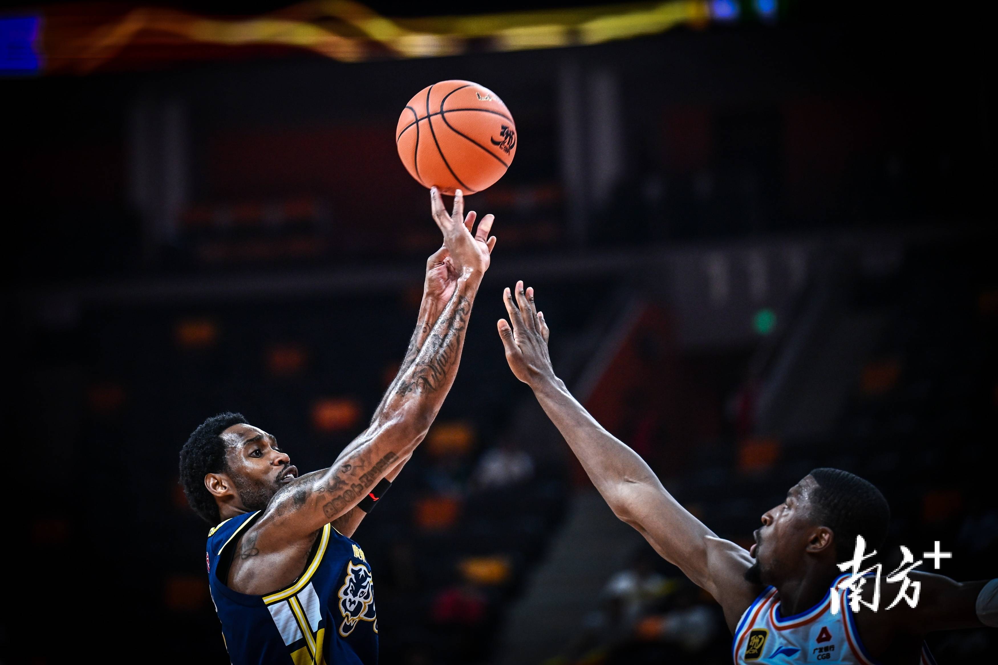 福建队主场取得胜利，连胜国王队