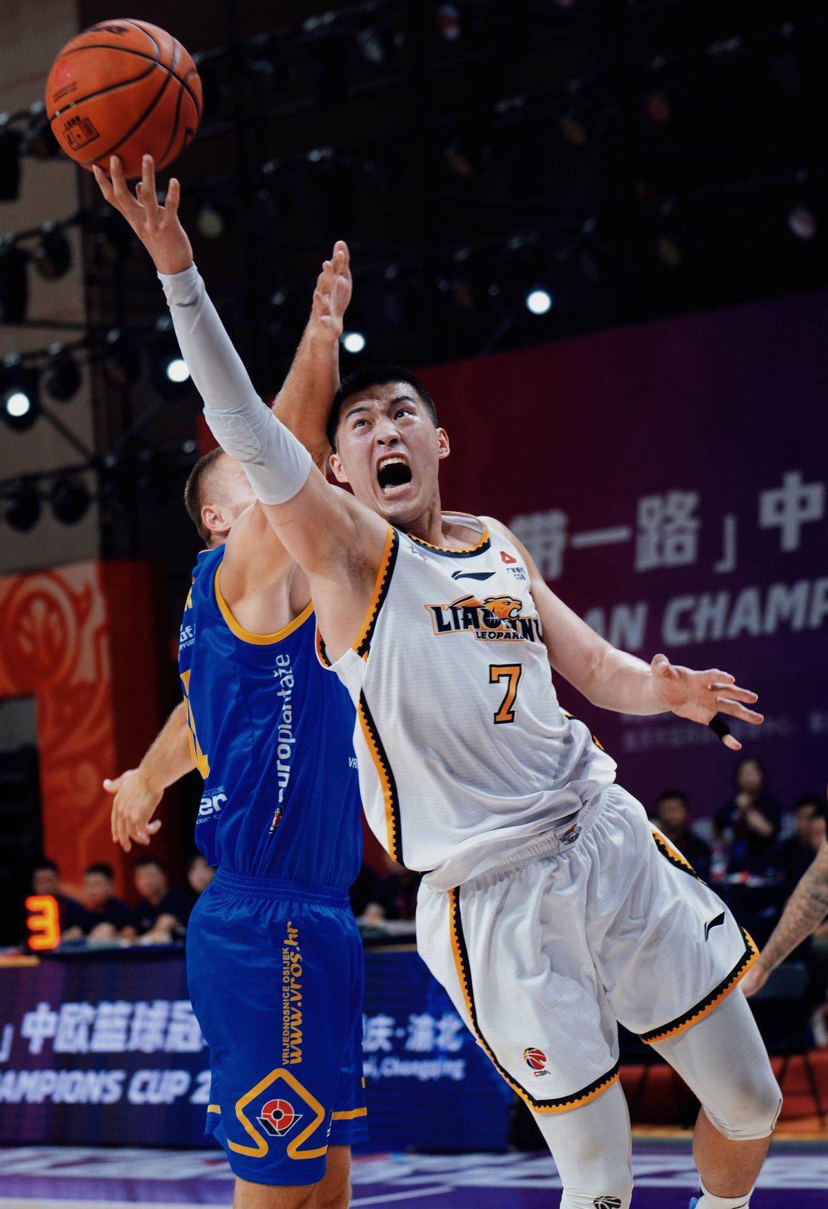 南京队在比赛中力挽狂澜，取得关键三分