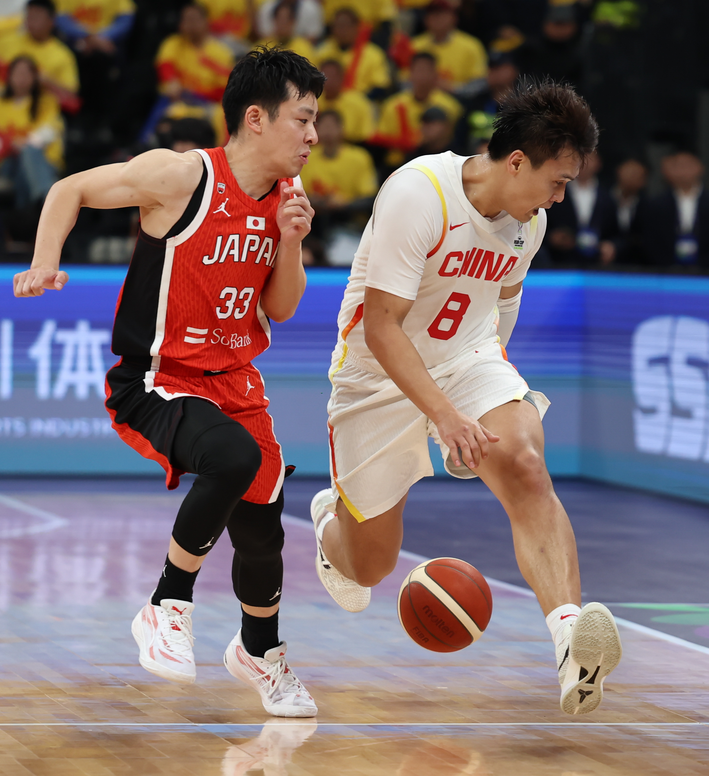 包含亚洲篮球明星在国际大赛中展现出色实力，为球队争取胜利的词条