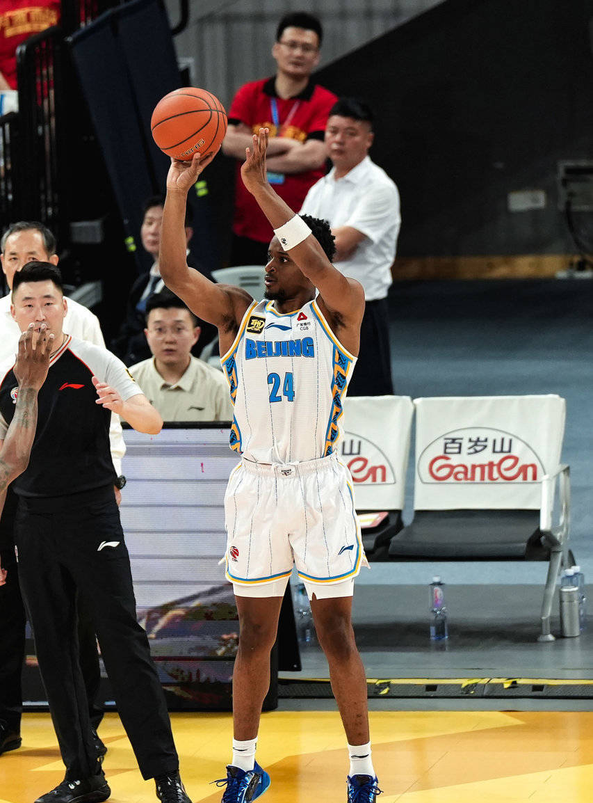 北京首钢队新赛季挑战难度大增，球员备战艰苦的简单介绍