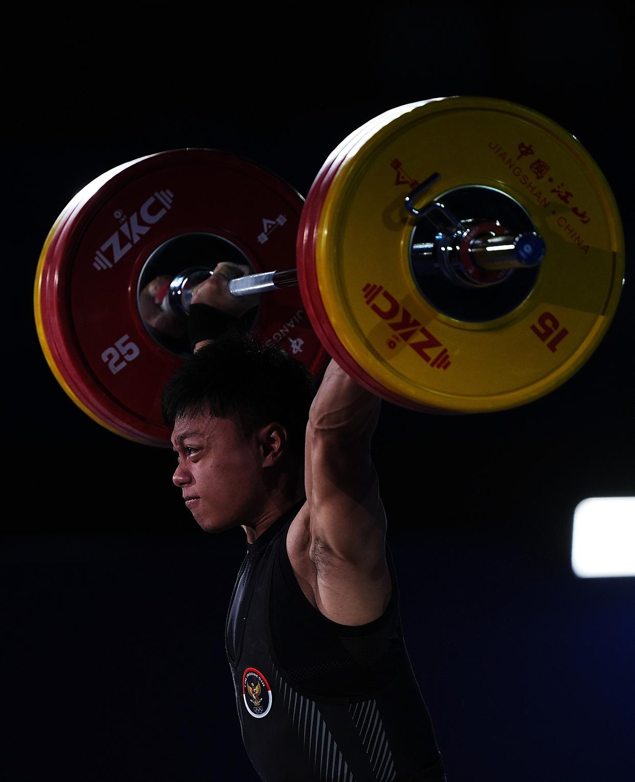 举重选手完成华丽三连冠，成为传奇的简单介绍