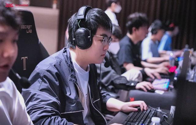 开云体育中国-T1险胜JDG，Doinb打出惊人五杀鏖战多局半决赛，成为赛场最大亮点