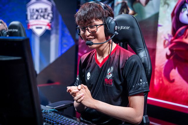 开云下载-包含BLG轻取KT，Hanssama操刀奇招英雄翻盘强强对话2025世界赛，锁定晋级资格的词条