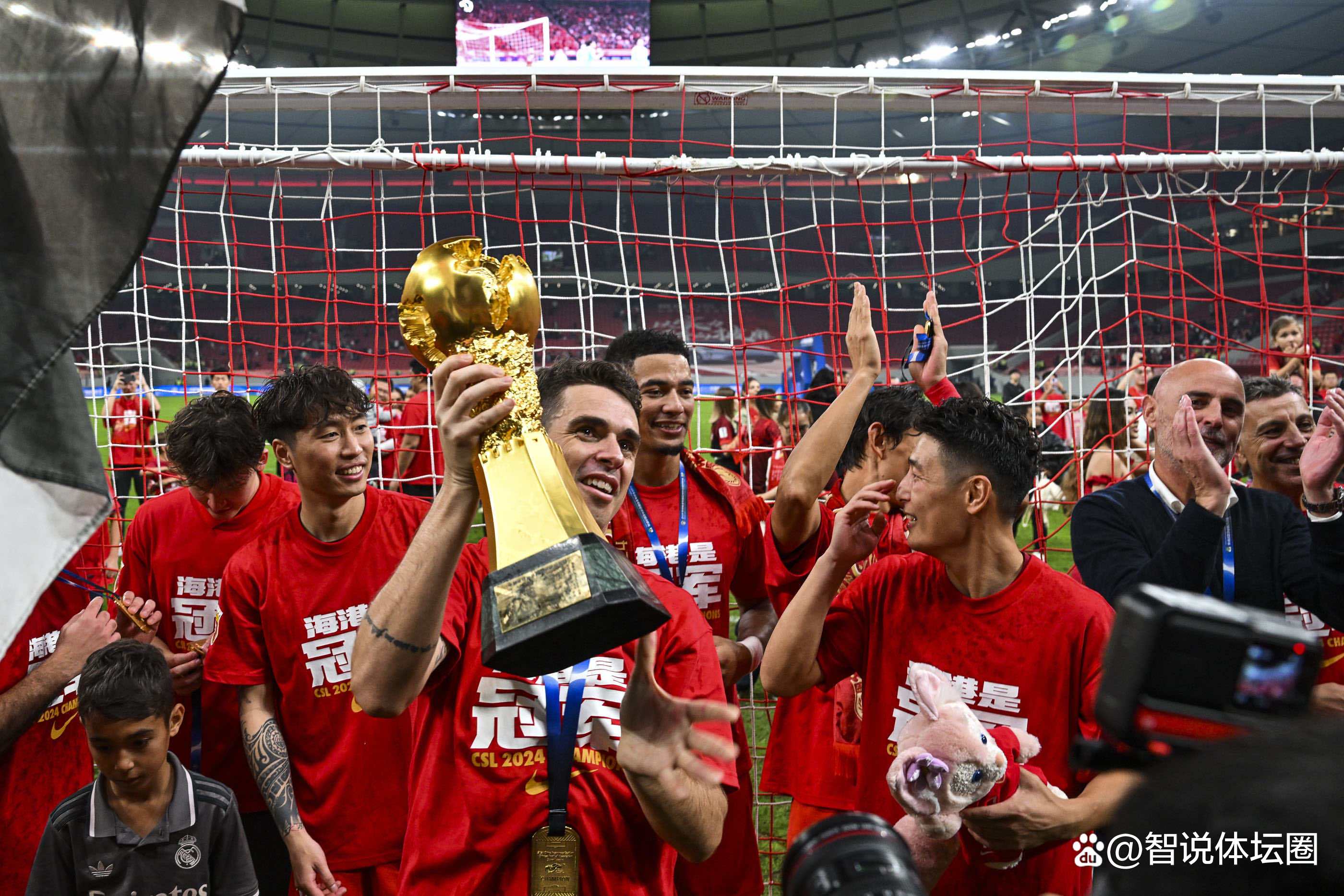 中超比赛球队送礼予球迷庆祝球队升级