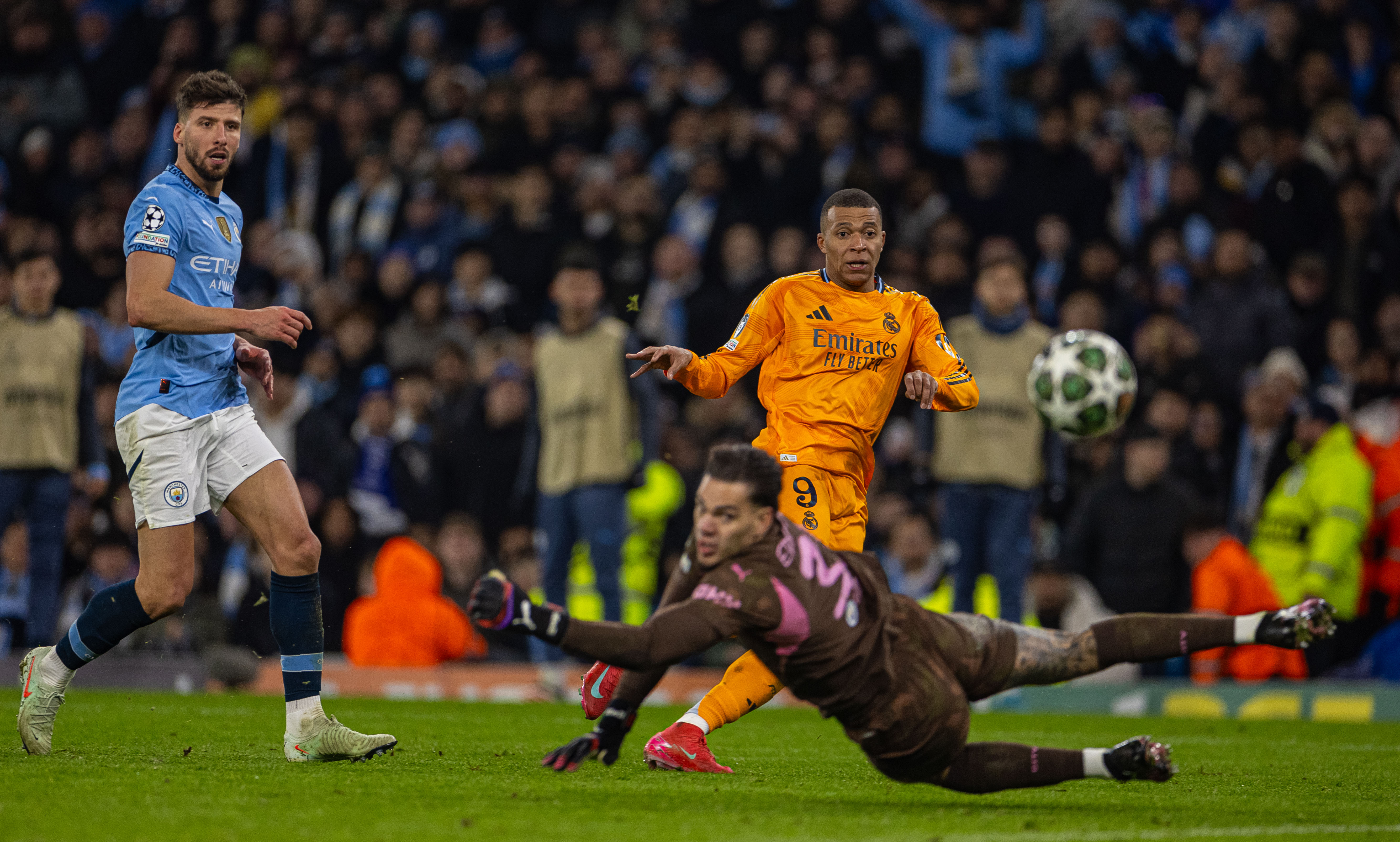 欧冠欧预赛探寻禁区协同作战频频亮相