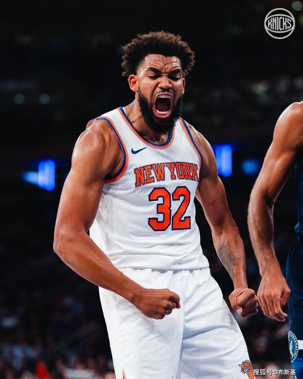 包含独行侠主场击败国王，唐斯砍下全队最高27分的词条