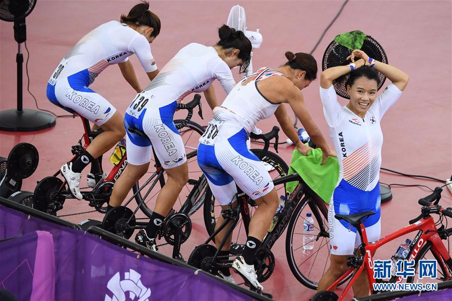 克里特队在场上全力追逐 克里特队在场上全力追逐