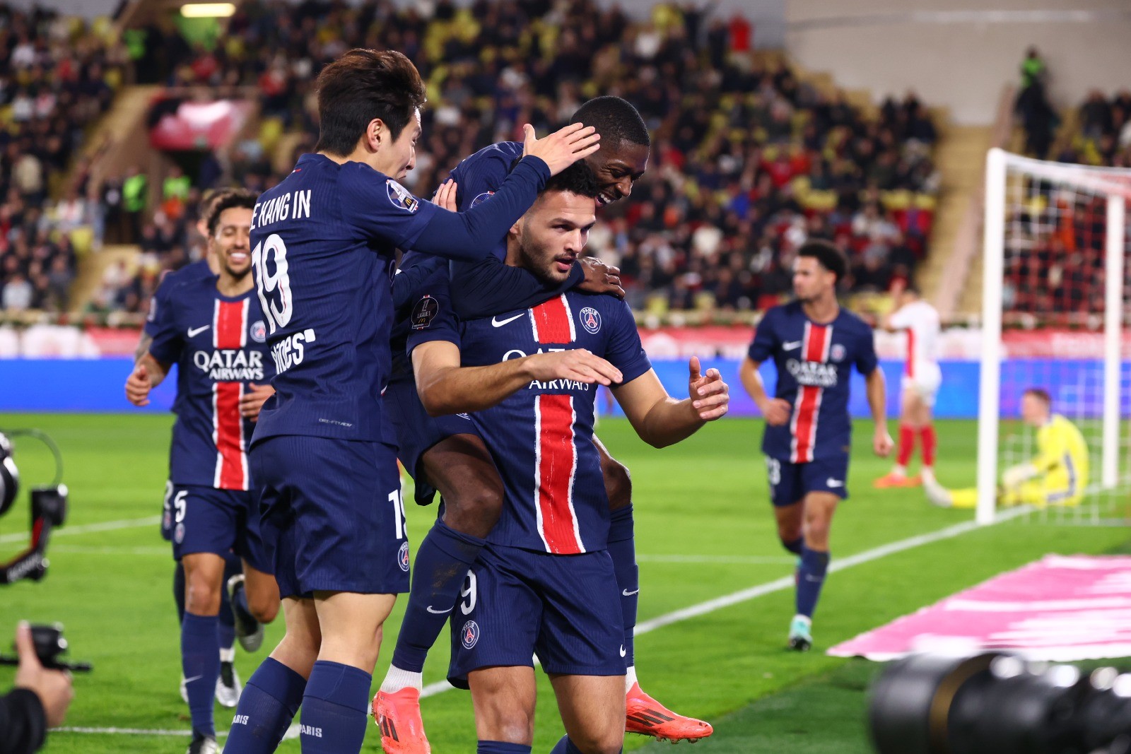 法甲赛场震撼开幕,球员实力斗志昂扬 法甲赛场震撼开幕,球员实力斗志昂扬