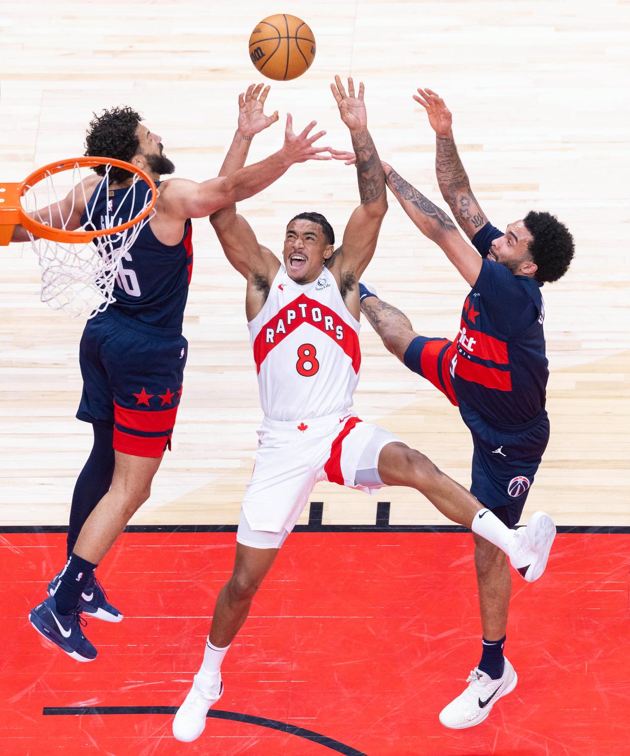 猛龙队主场大胜太阳队,取得比赛胜利 猛龙队主场大胜太阳队,取得比赛胜利