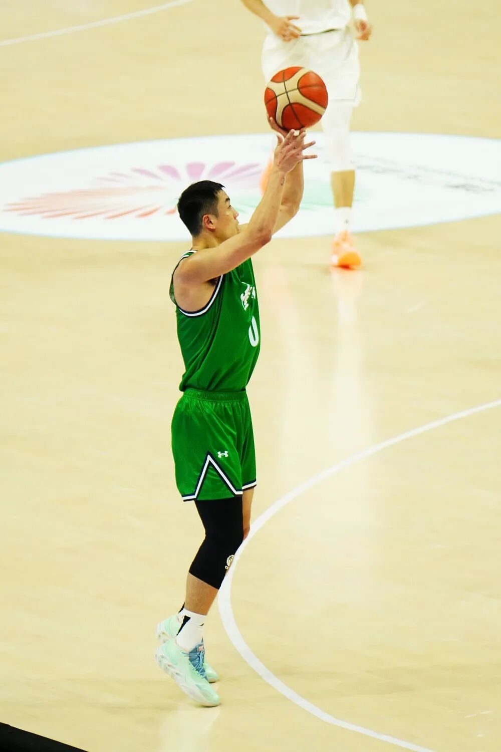 辽宁队逆转马刺，库里带队取胜