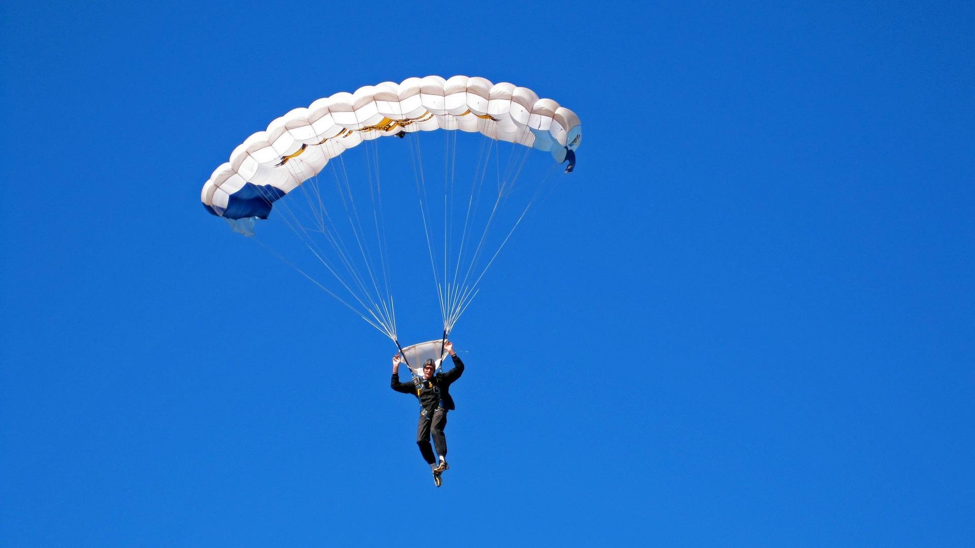 一瞬的绝杀与全程的统治，佩雷兹的胜利与迈凯伦的致命一击